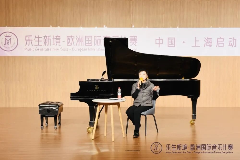 上海启动仪式历史报道中的钢琴与课堂交流场景