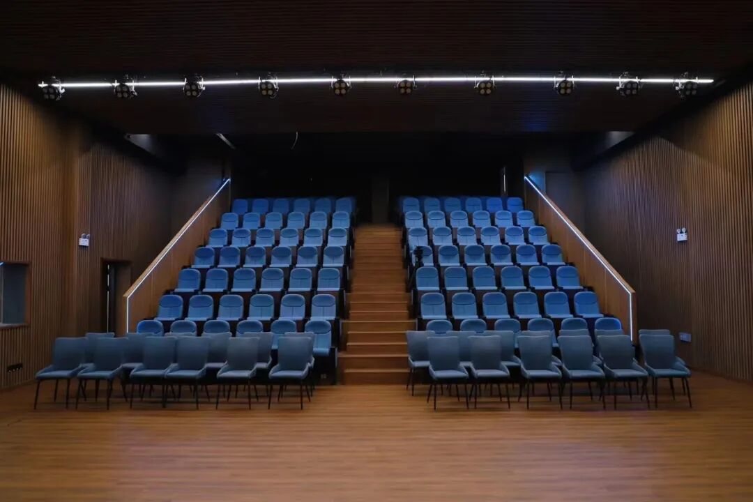上海初赛历史公告配图中的空场观众席