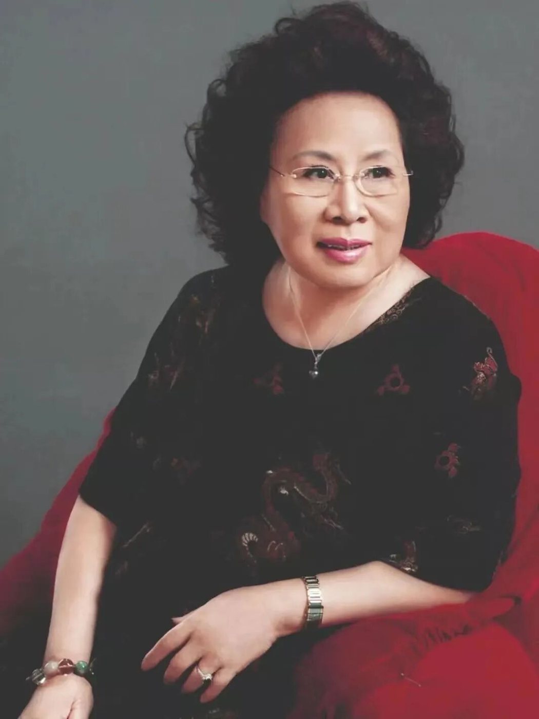 历史声乐艺术顾问公告所附坐姿人物图片