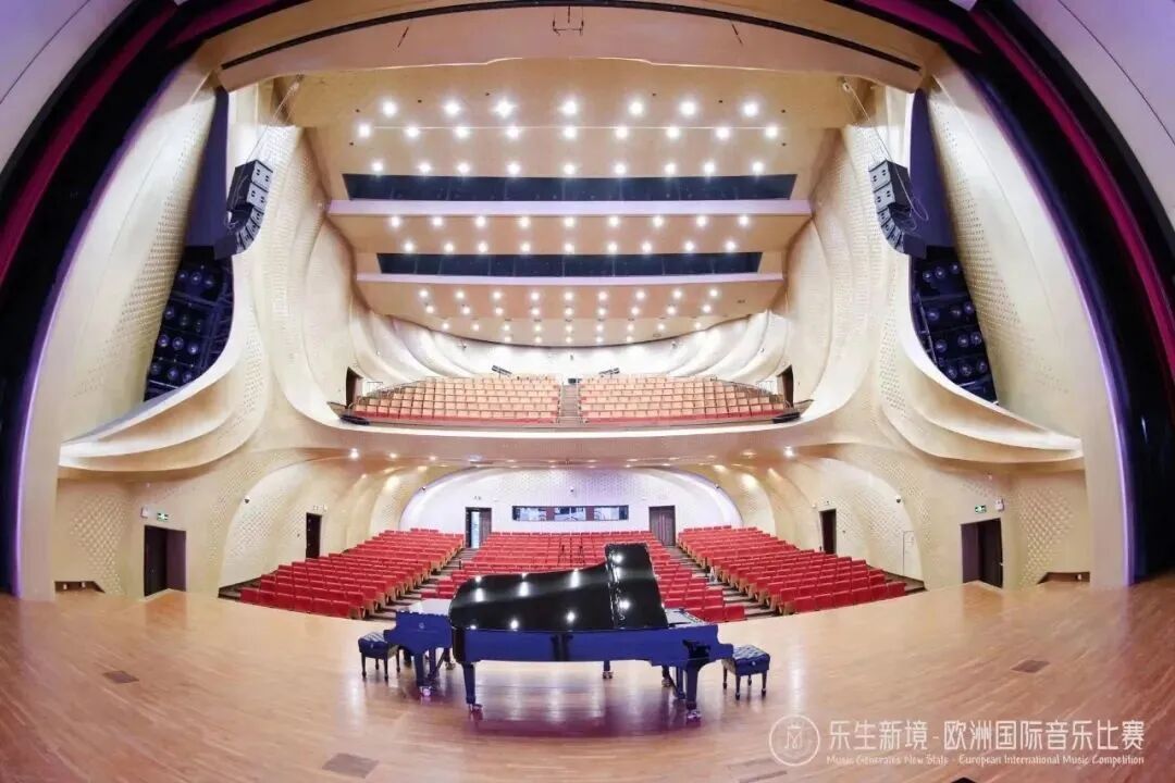 2023年音乐剧方向历史公告所附空场剧场内景,舞台上摆放一架三角钢琴