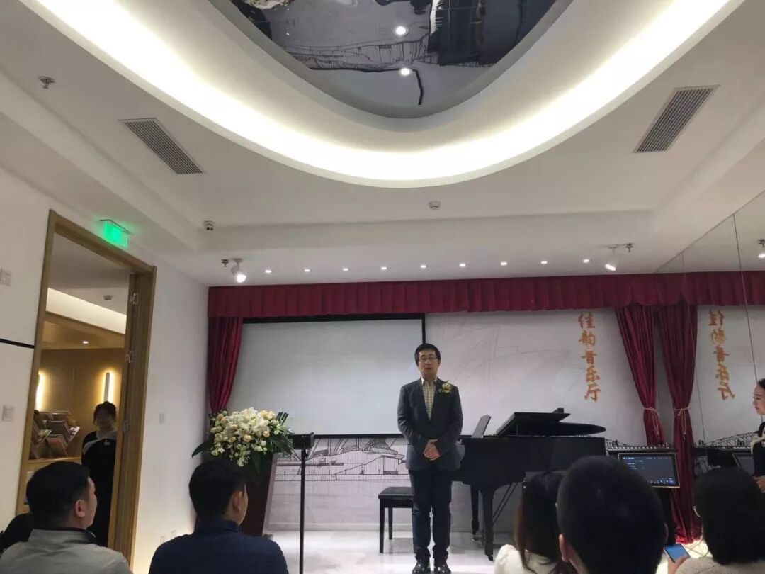 2019年发布会旧刊所附室内钢琴舞台与听众照片,不标注人物身份
