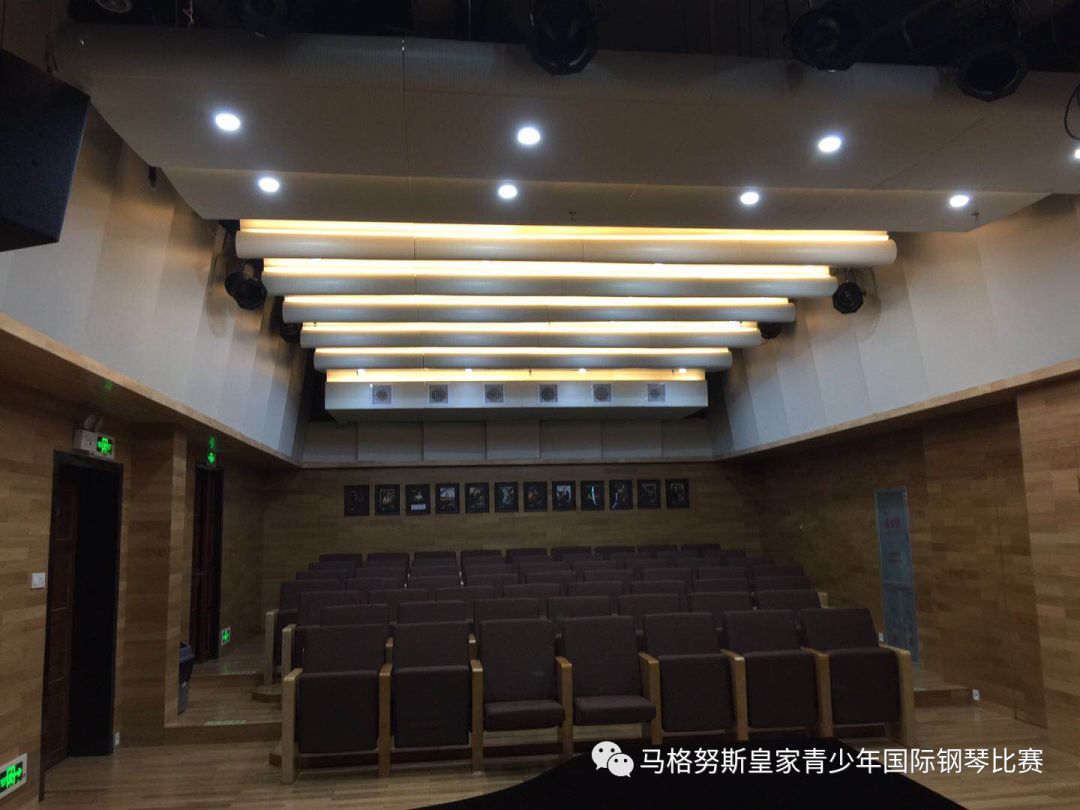2019年四地赛前快讯所附的空会场照片,画面有旧称水印;无法确认具体城市、场馆或拍摄日期