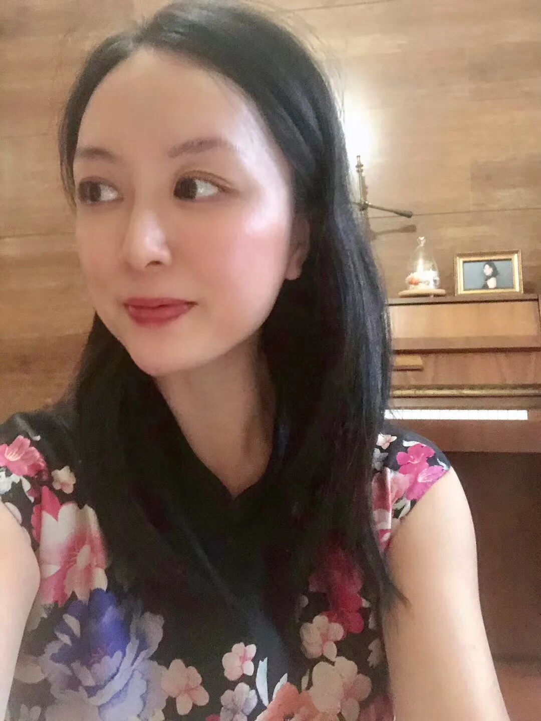 原刊所附成年人的近照,背景可见钢琴